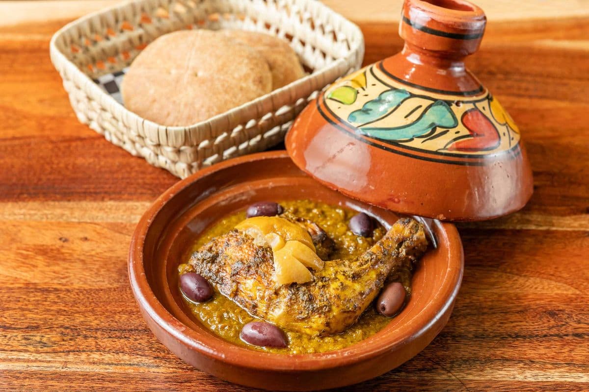 Tajine poulet aux olives AVEC FRITES et servi avec pain maison