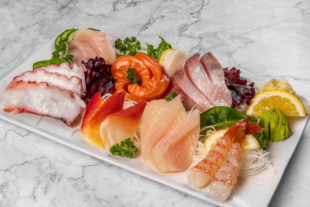 Deluxe Assorted Sashimi (24 pcs)