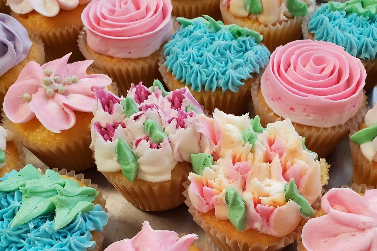 All Vanilla Cupcake Bouquet (1 x 7 cupcakes)