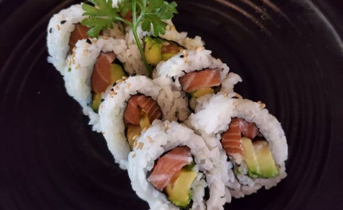 Salmon & Avocado Roll (8pcs)