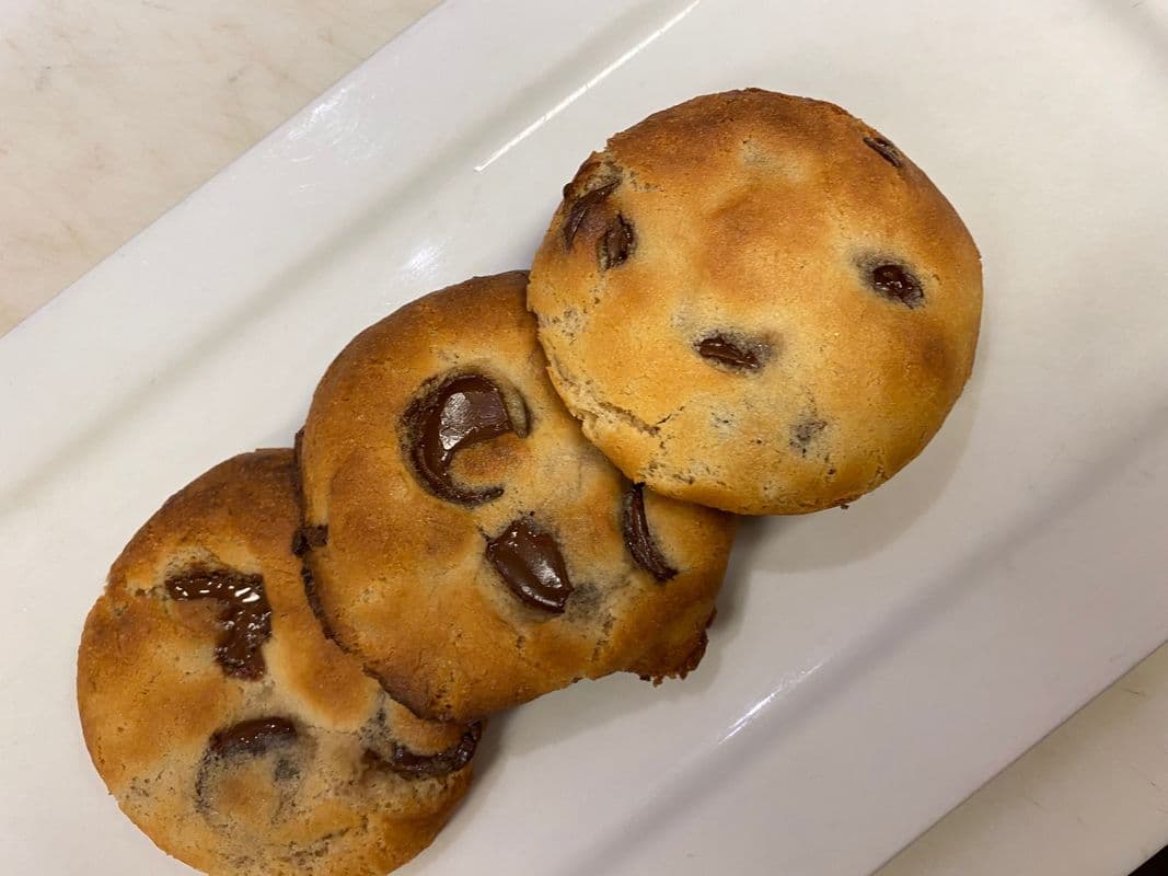 Cookies aux pépites de chocolat fraîchement cuits (3 mcx) / Freshly Baked Chocolate Chip Cookies (3 pcs)