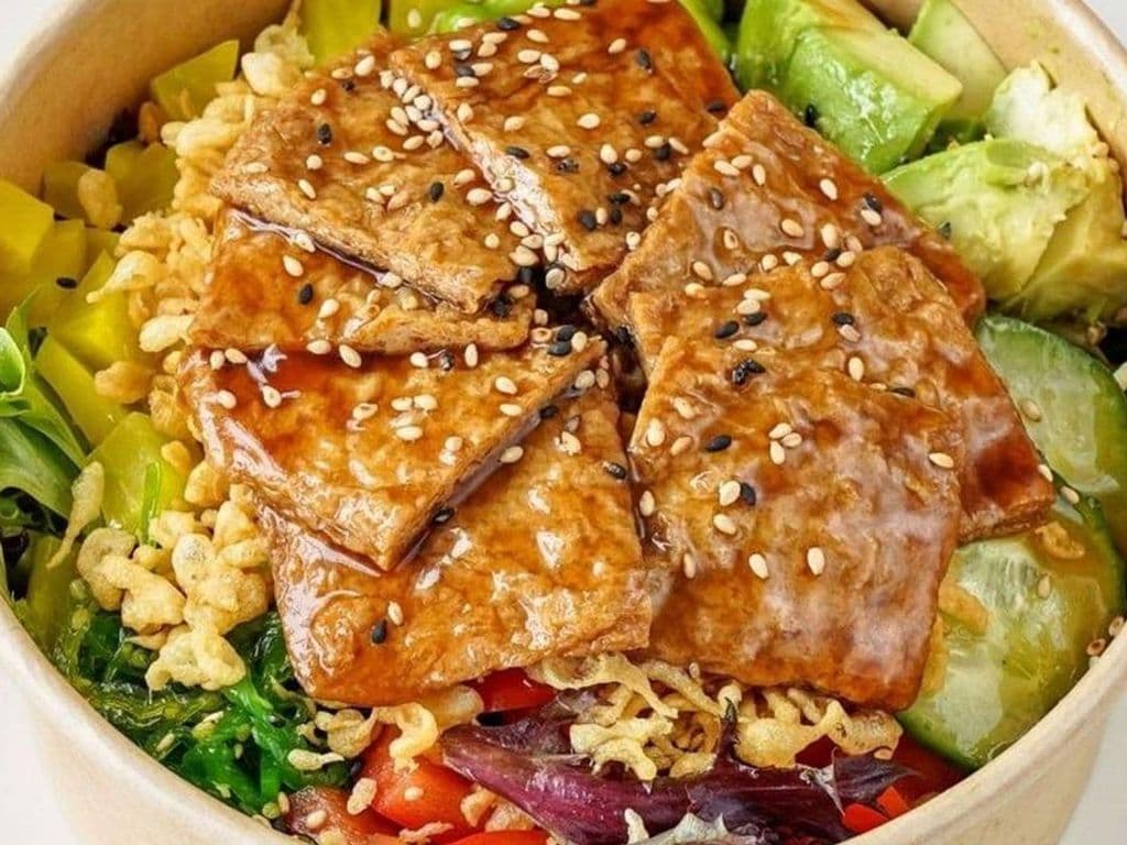 Bol poké végé-tofu mariné / Veggie-Marinated Tofu Poke Bowl