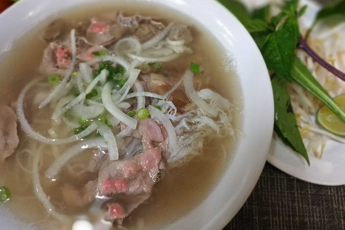 342. Rare Beef, Well-Done Beef, Beef Tendon, Stewed Tripe, and Beef Ball Rice Noodle Soup