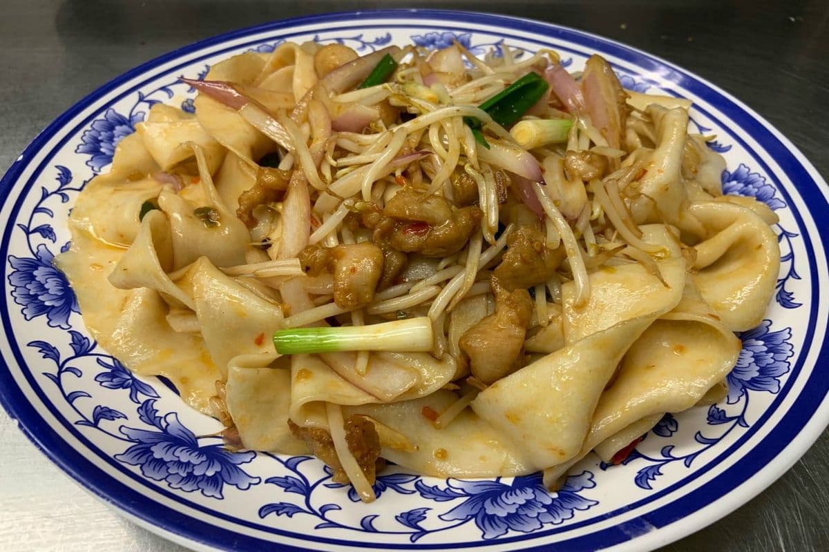 13. Noodles of Stir-Fried Chicken with Spicy Sauce