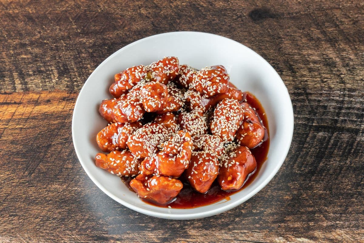 47. Poulet croustillant à la sauce au sésame