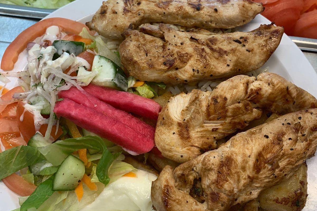 Plat de brochettes de poulet