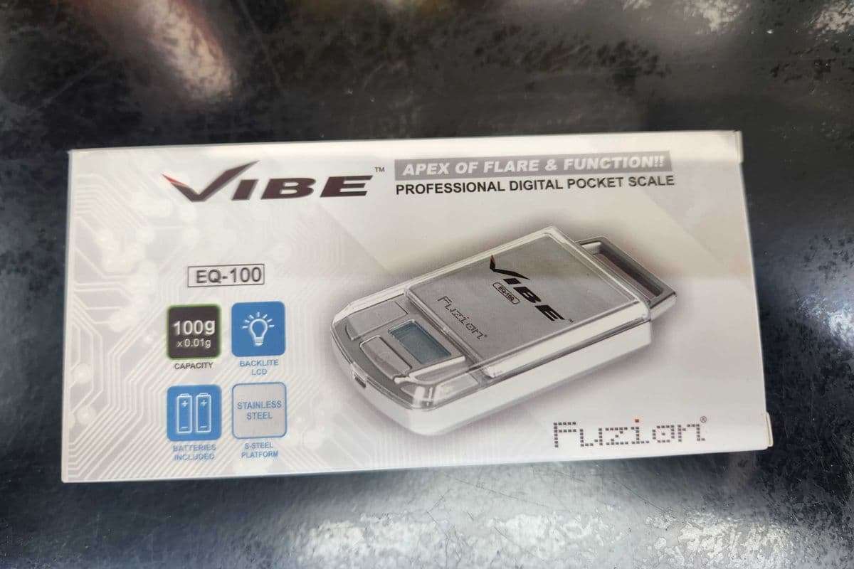 Scale 0.01g up to 100g - Échelle de 0,01 g à 100 g