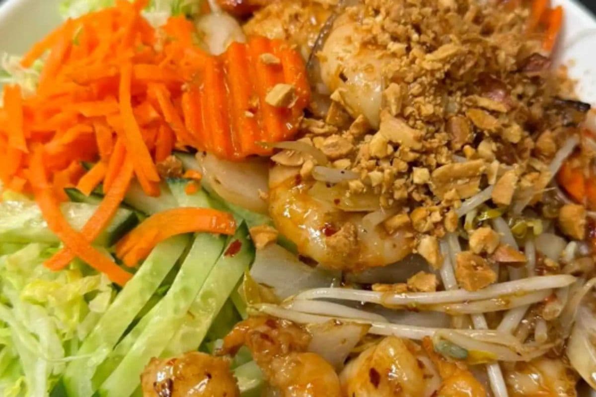 43. Stir-Fried Shrimp with Onion and Lemongrass on Vermicelli