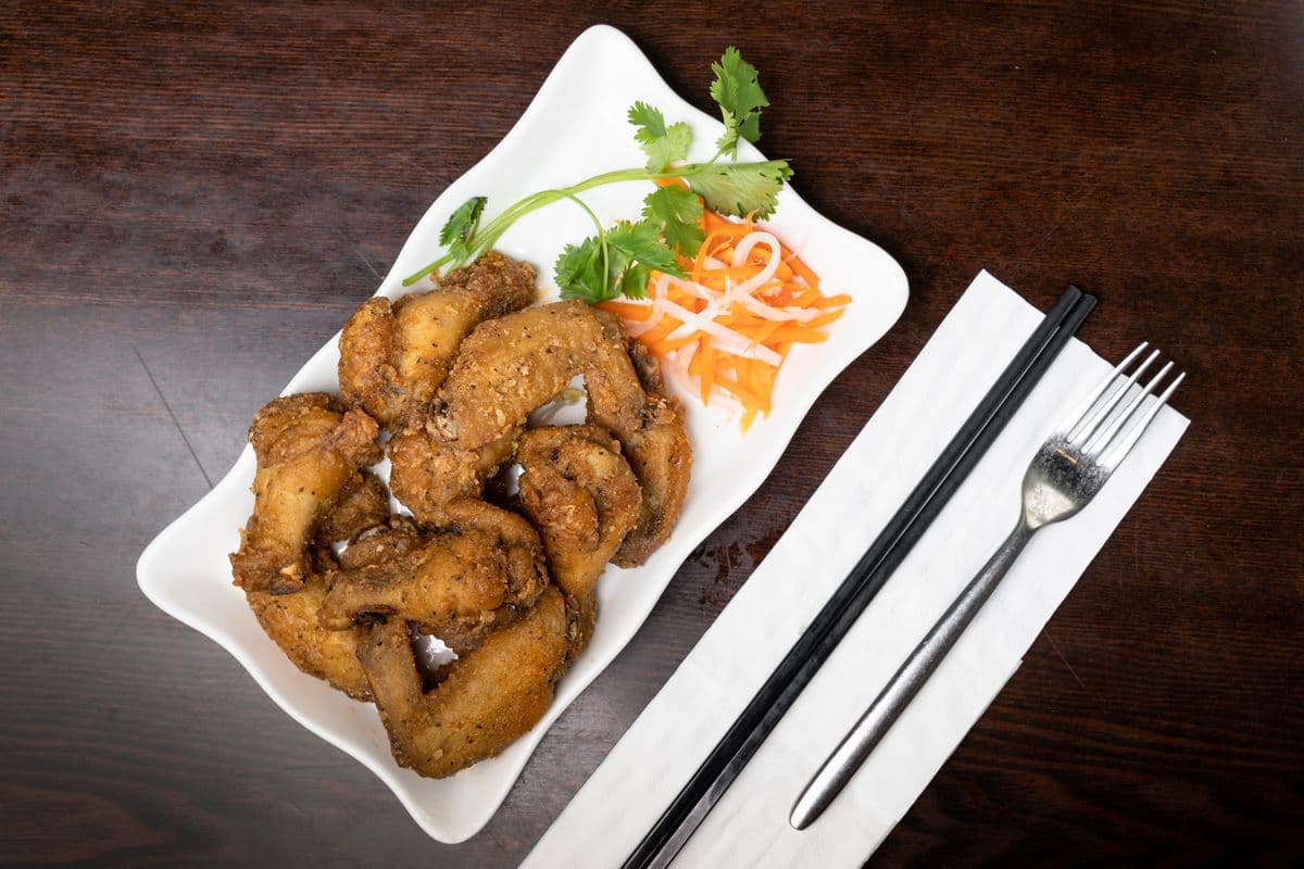 A13. Garlic Butter Chicken Wings - Canh Ga Chien Bo (10 pcs)