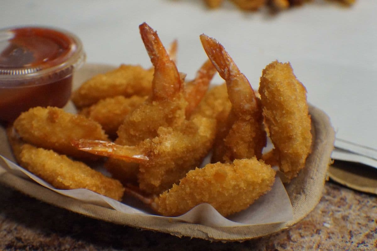 Shrimp (8 to 9 pcs) & Chips, One Side, One Pop, and tartar sauce.