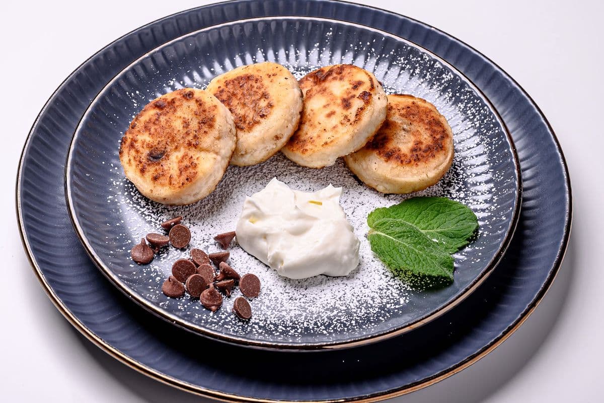 SYRNYKY / SWEET COTTAGE CHEESE CAKES with CHOCOLATE CHIPS (4 pcs) (150 Cal)