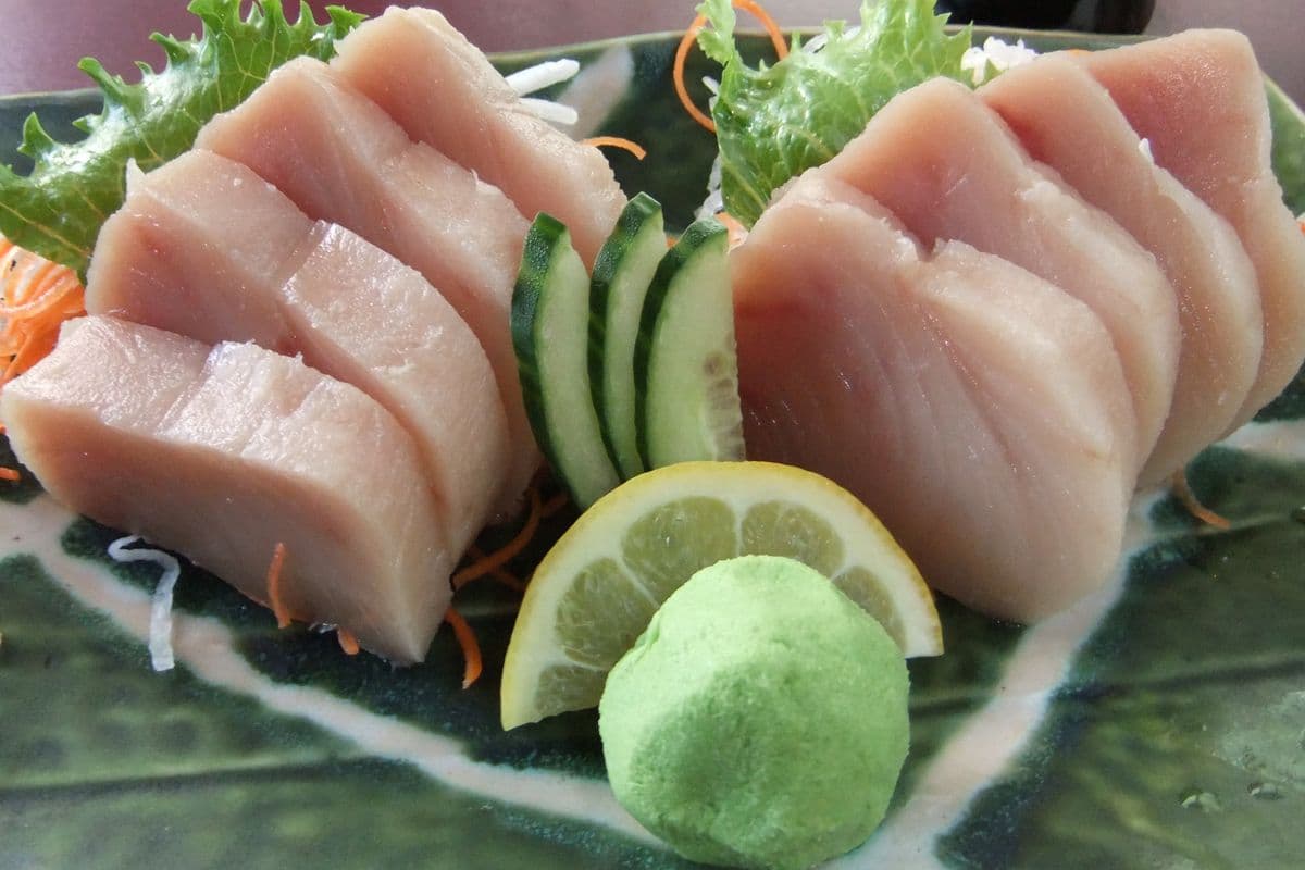 110. Tuna Sashimi (9 pcs)