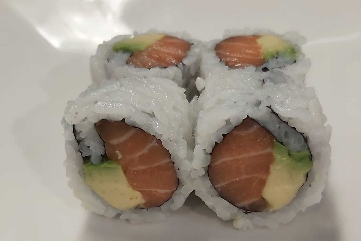 23.Salmon with avocado 8pcs (250 Cal)