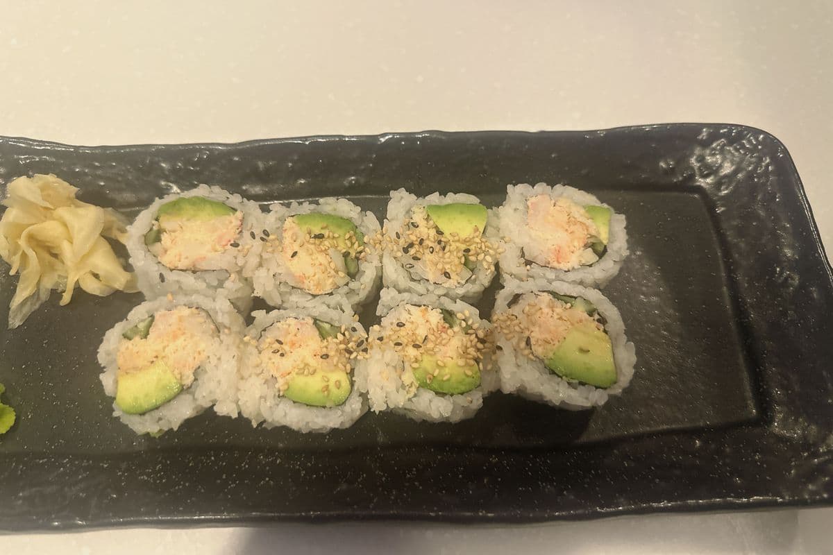 Medium Roll (8 cut) - Real Crab California Roll