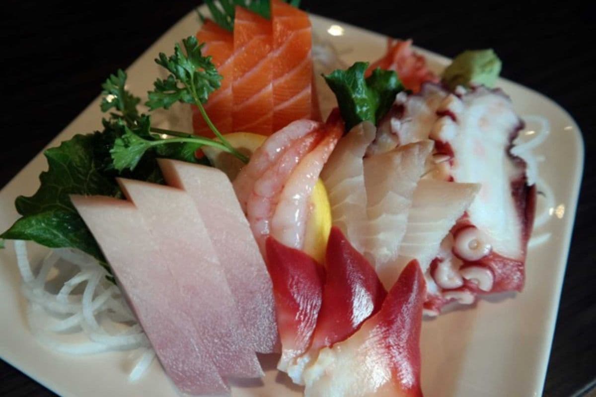 Assorted Sashimi (18 pcs)