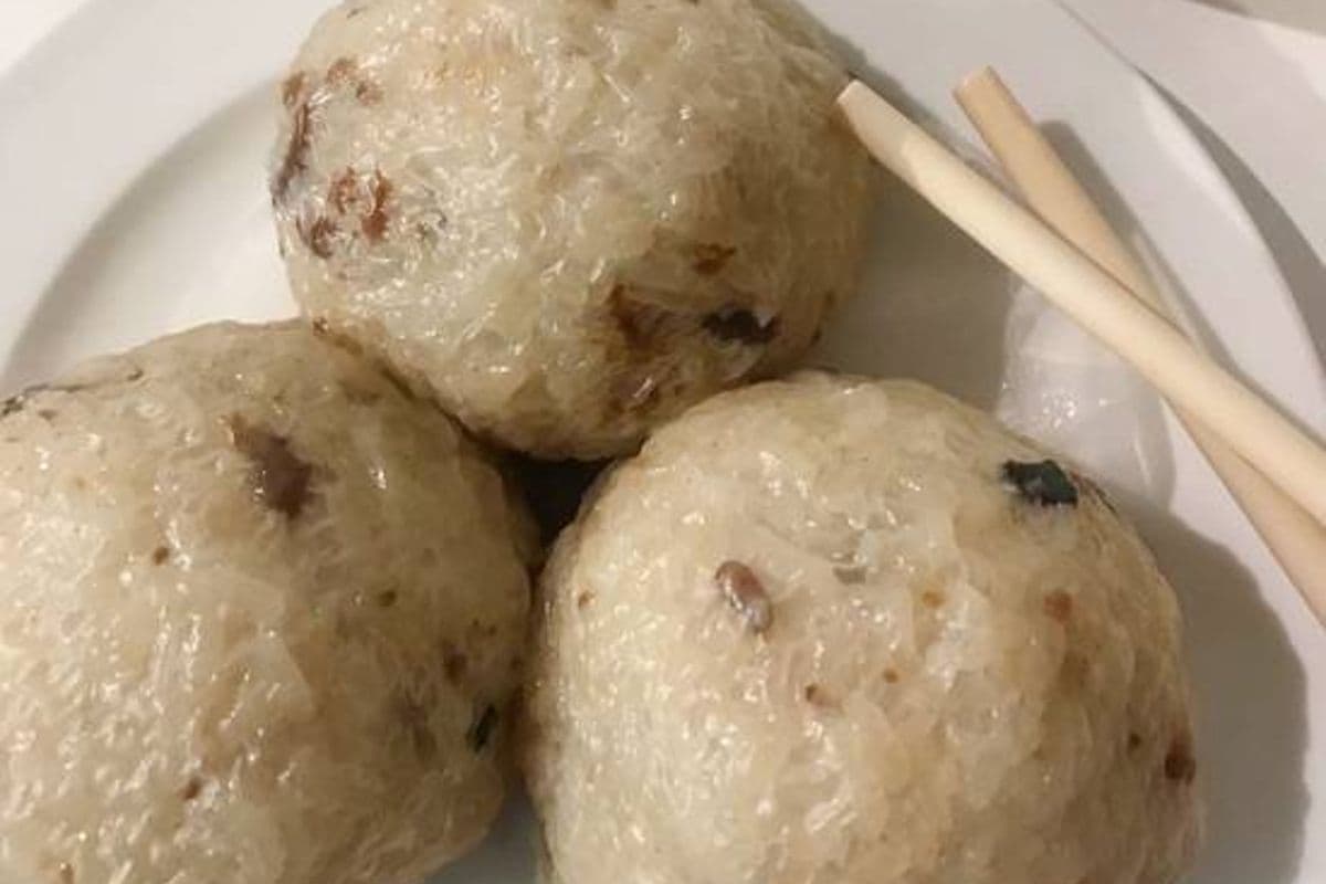104. Boulettes de riz collant cuit à la vapeur (3 mcx) / Steamed Sticky Rice Balls (3 pcs)