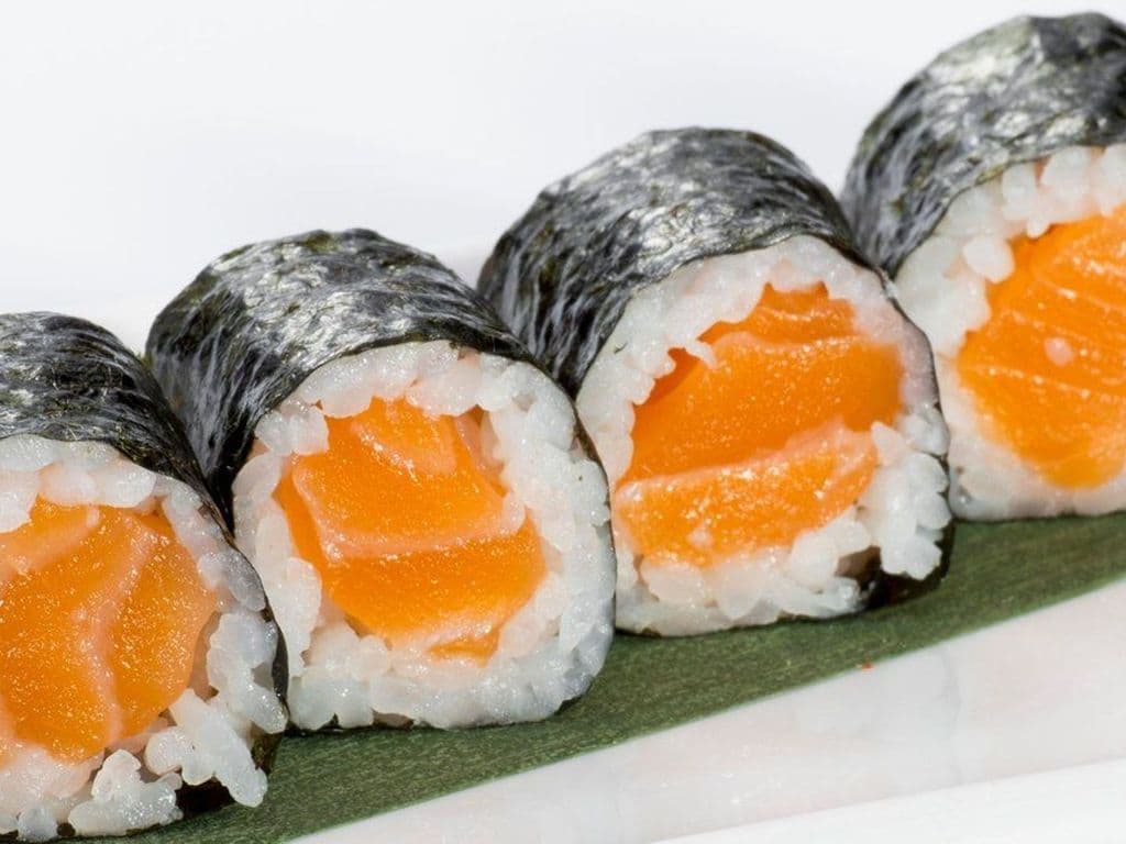 M01. Salmon Roll (6 Pcs)