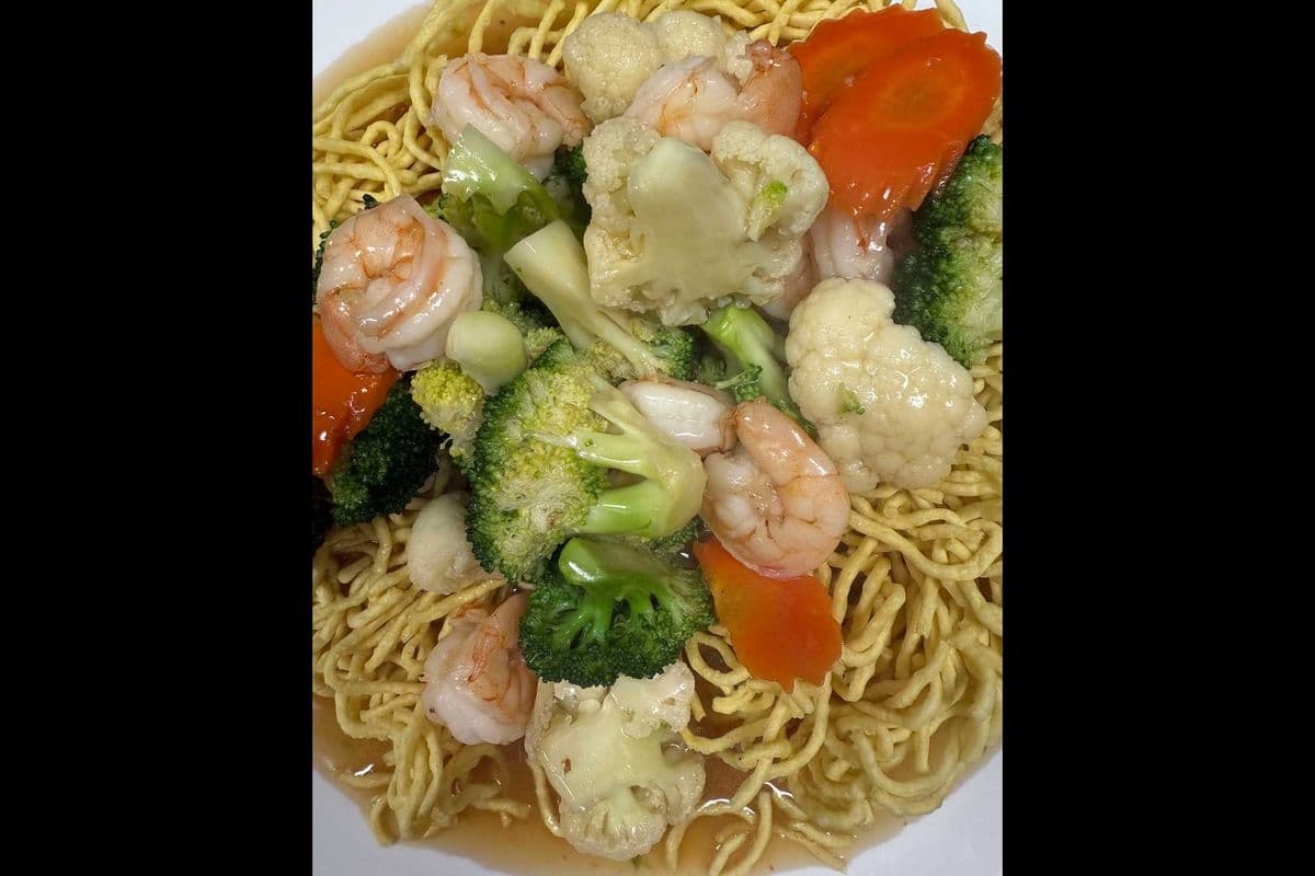 34. Seafood or Beef and Vegetables Stir-Fried on Crispy Noodles