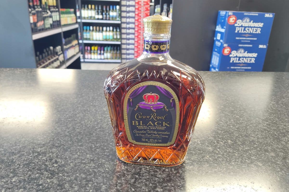 Crown Royal - Black (1 x 750 ml Bottle)