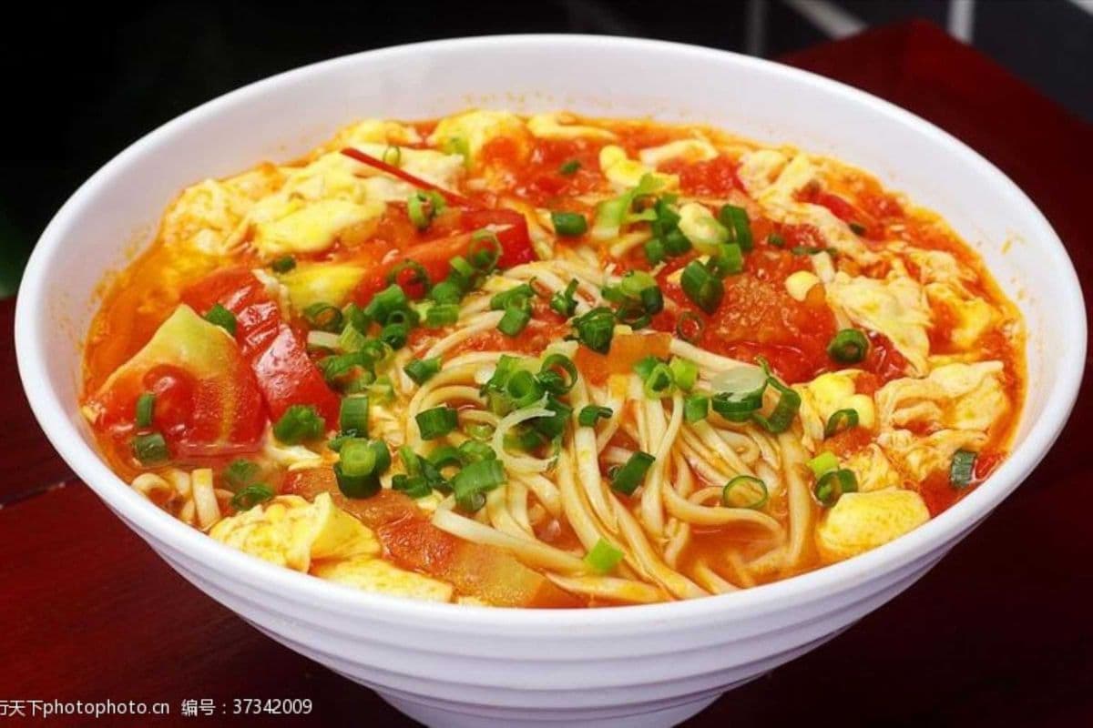 Tomato with Eggs Noodle Soup (西红柿鸡蛋汤面)