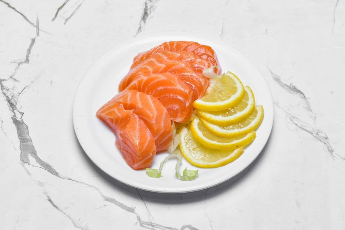 F1. Salmon Sashimi (6 pcs)