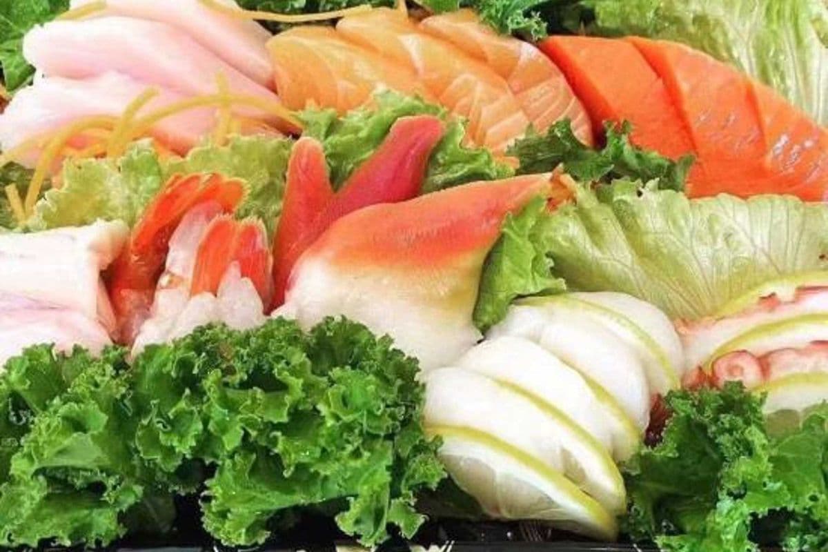 Deluxe Assorted Sashimi (16 pcs)