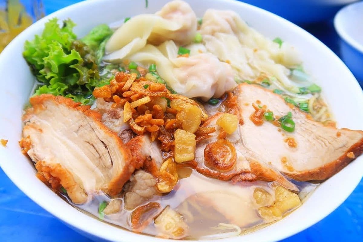 15. Delux Rice Noodle or Egg Noodle Soup ( Shrimp and Pork) / Hủ Tiếu hoặc Mì Đặc Biệt