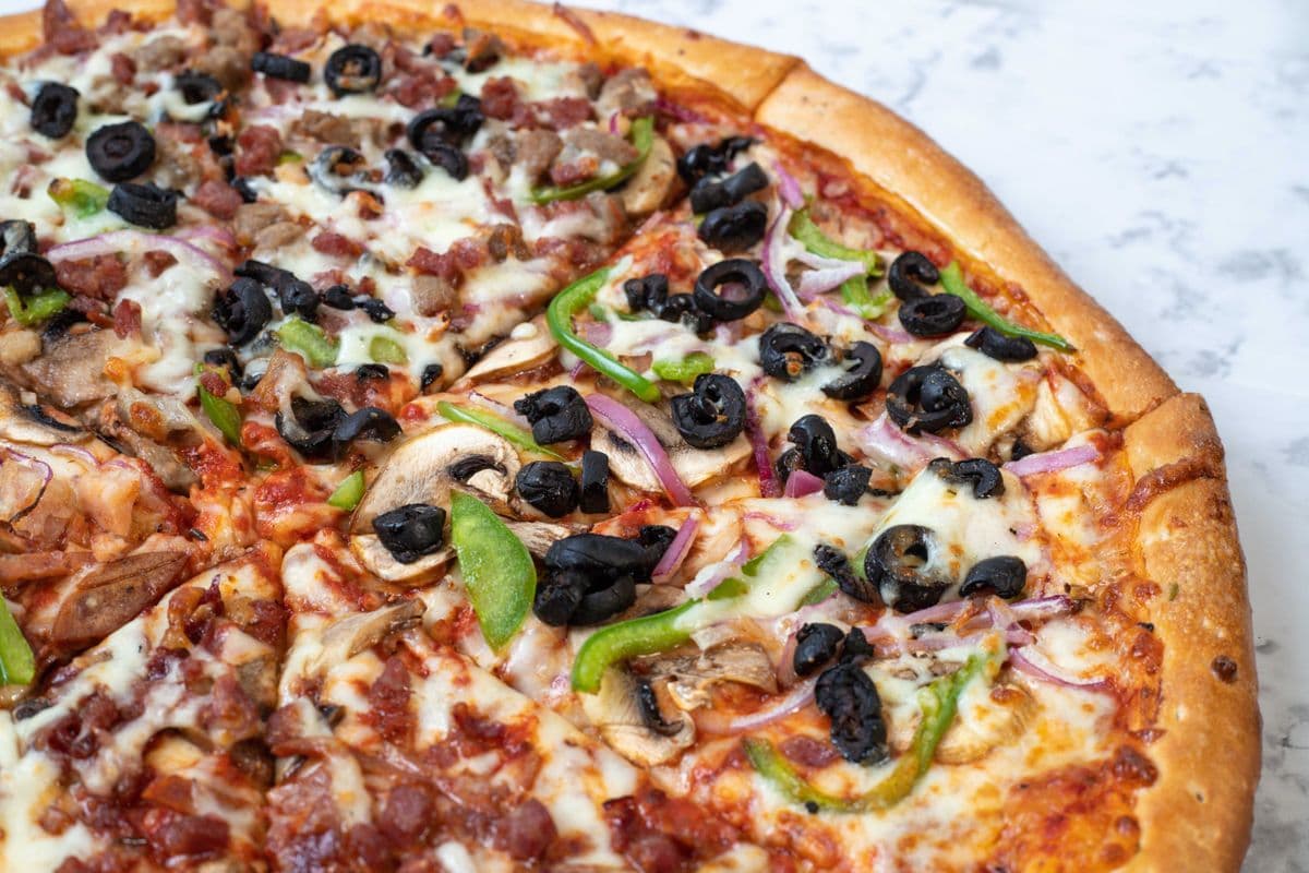 Meal for 2 ( Medium Pizza & Wings )