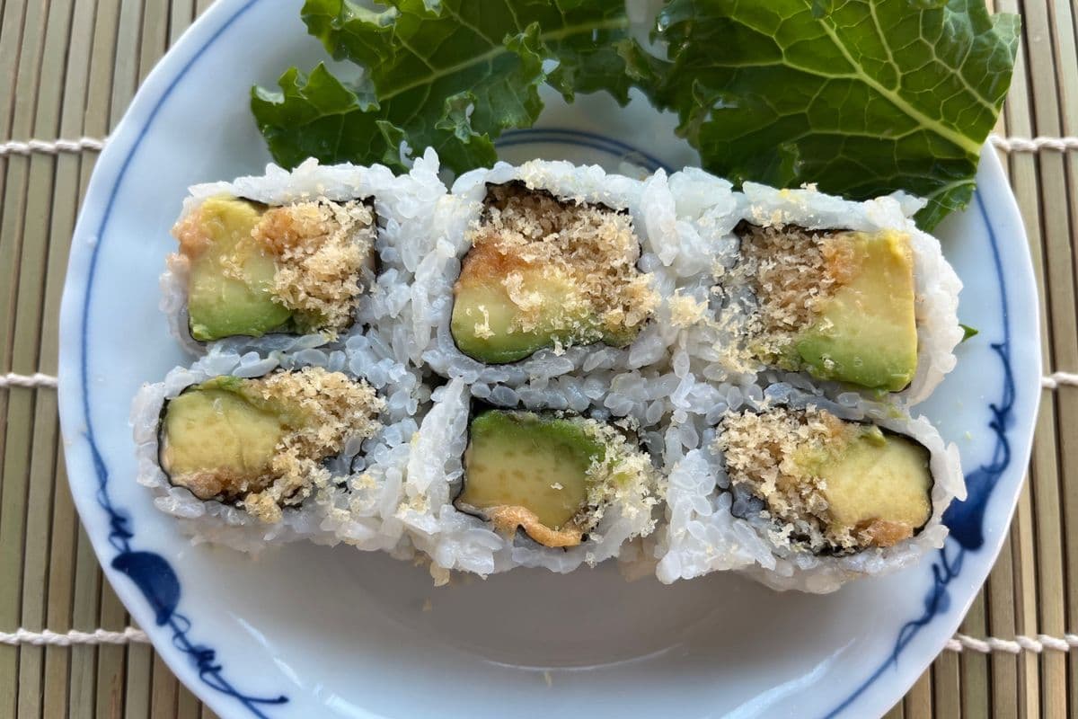 100A. Spicy Avocado Roll (6 pcs)