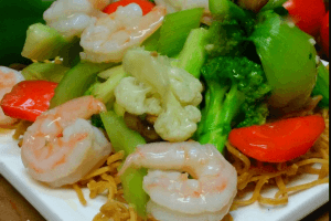 Prawns with Mixed Vegetable on Chow Mein 什菜虾脆面