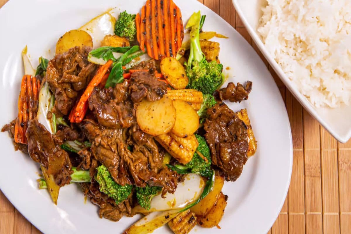 79. Chicken or Beef, Vegetable Stir Fried in Black Bean Sauce with Steam Rice