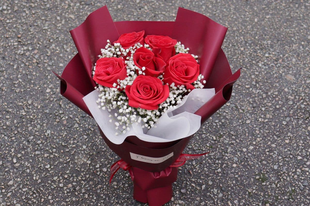 R25. Love is Red (6 Red Roses + baby's breath)