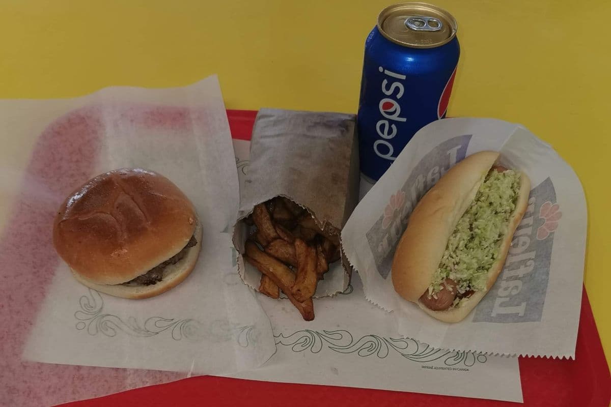 9. Trio avec un hot-dog, un hamburger, frites et boissons / Trio with One Hot Dog, One Ham, Fries, and Beverages