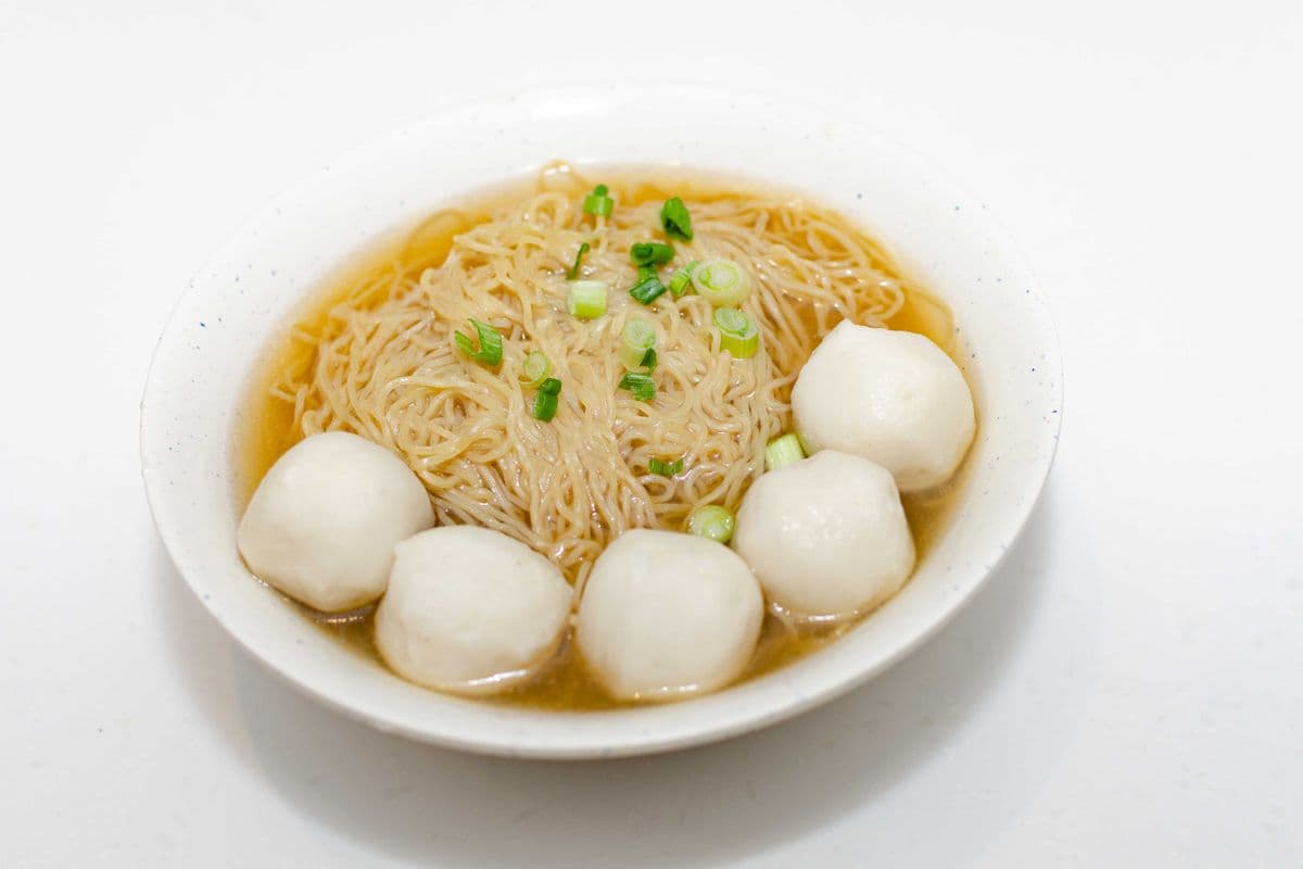 161 Fish Ball with Noodle in Soup 鮮魚蛋湯麺
