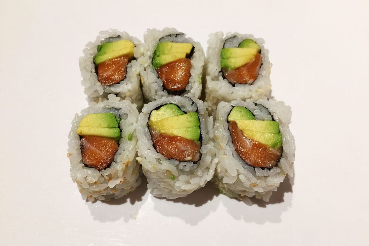 R16. Salmon Avocado Roll (6 pcs)
