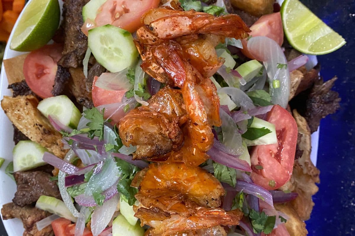Tray for 4 People - Bandeja Para 4 Personas Yuca frita/Tortilla frita/Chicharron/Carne/Pollo/Camaron?pepino/Tomate/Cebolla
