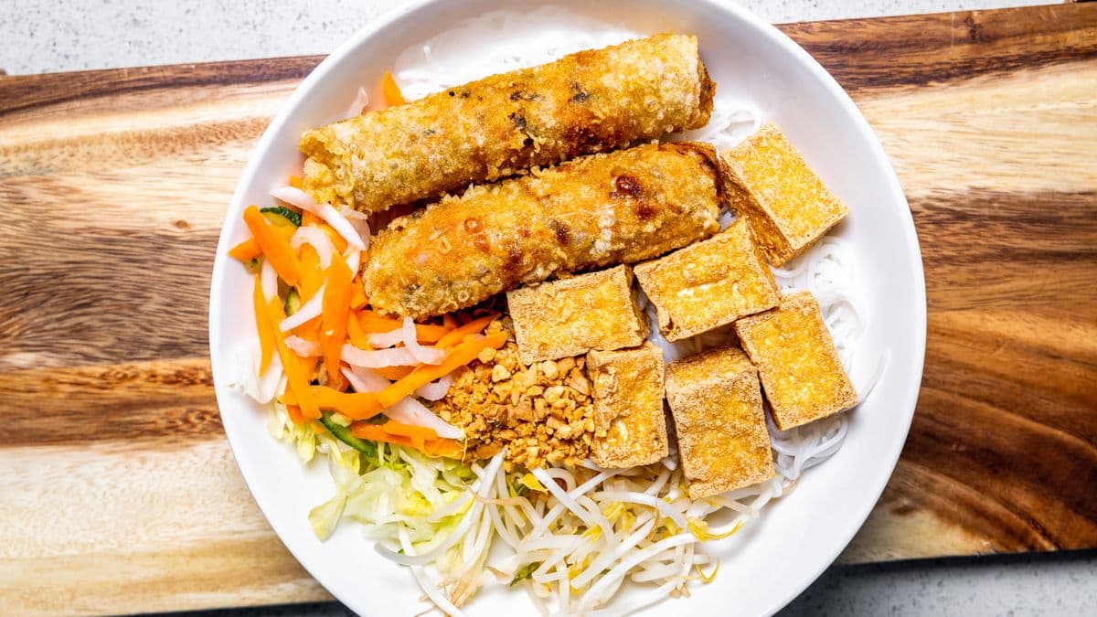 33. Vegetarian Vermicelli Bowl Vegetarian Spring Rolls & Fried Tofu / Bún Chay
