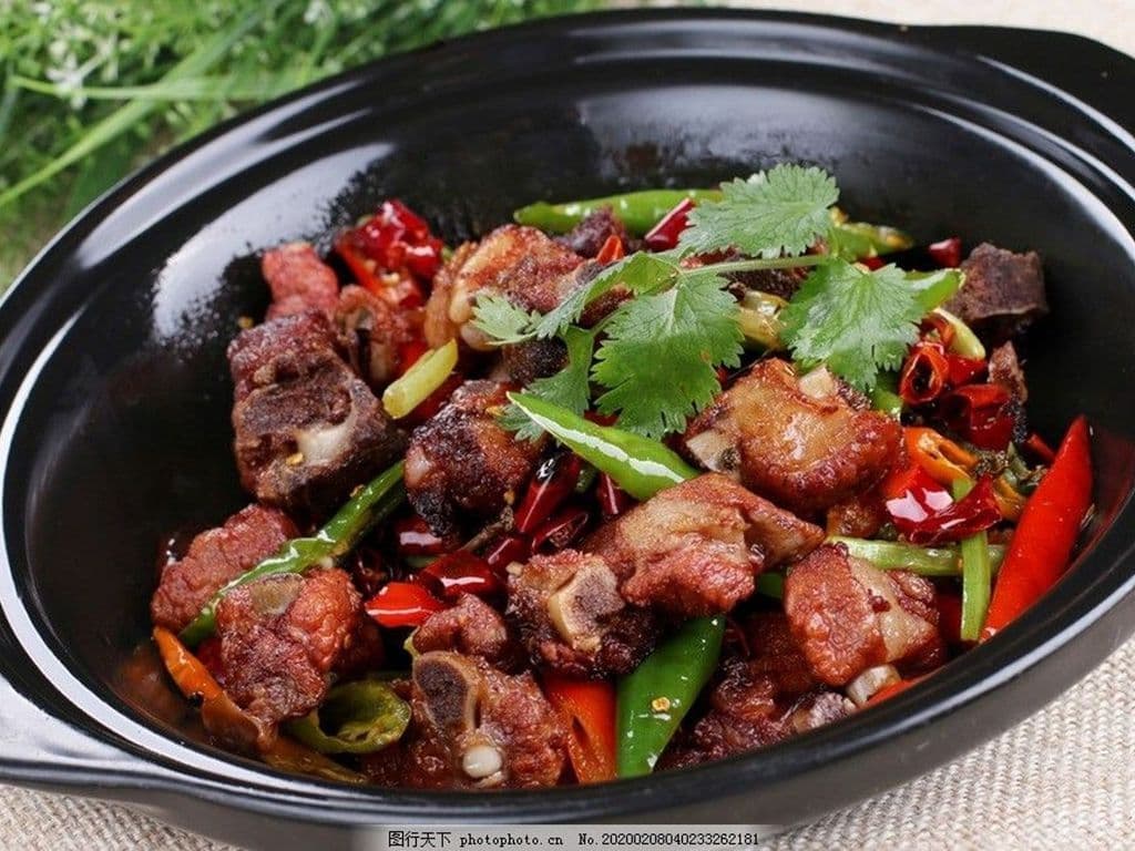 Spicy Pork Ribs in Hot Pot干锅排骨