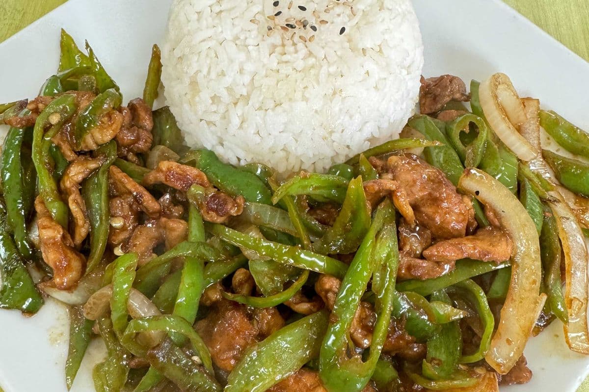 Rice With Stir-fried Pork and Green Peppers-青椒肉丝饭