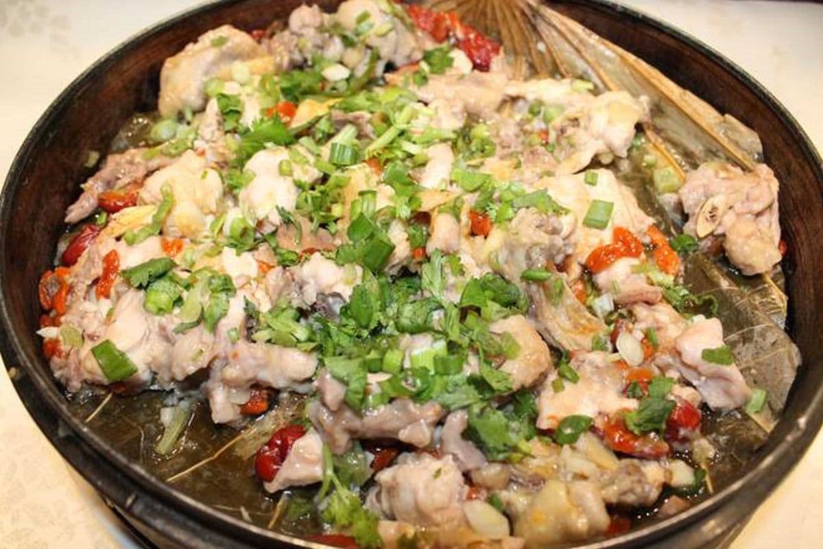 荷叶红枣蒸鸡 Steam Chicken with Jujube on Lotus Leaf
