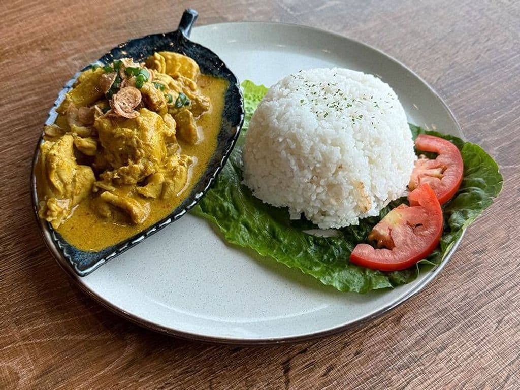 R2 Curry Chicken on Rice R2咖喱雞飯