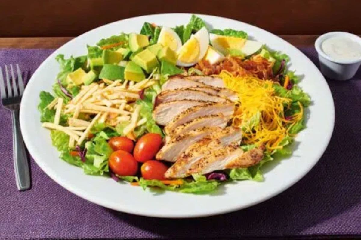 EGG-CELLENT GRILLED CHICKEN COBB SALAD (650 Cal)