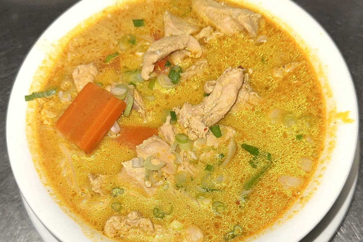 12. Spicy Curry Chicken Soup with Vermicelli