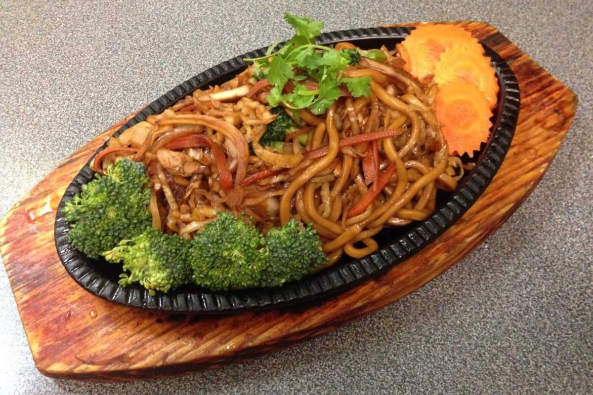 5V. Stir-Fried Chow Mein - Mi Xao