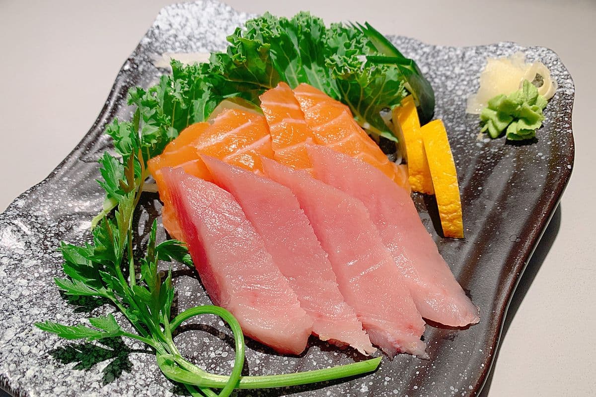 Salmon and Tuna Sashimi (6 pcs)