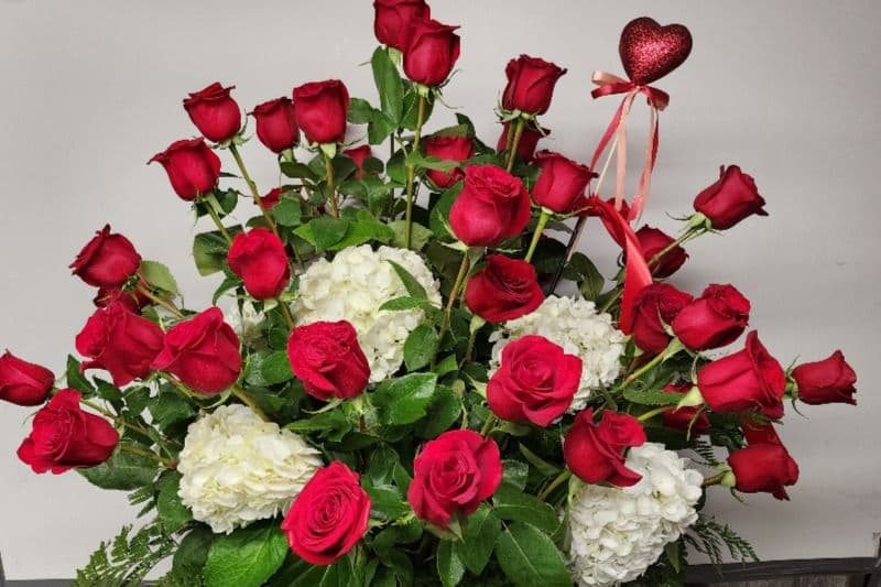 45 Roses, Hydrangea and Green with a Vase / 45 Roses, Hortensia Et Vert Avec Un Vase