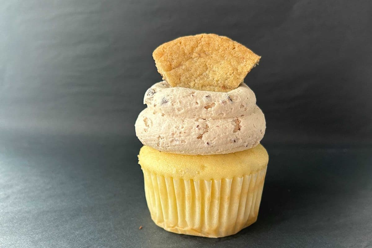 Chocolate Chip Cookie Dough Cupcakes (6 Pcs)