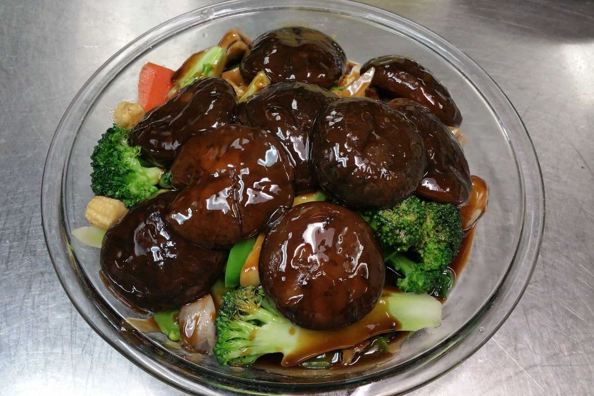82. Dry Mushrooms with Vegetables 北菇扒时菜