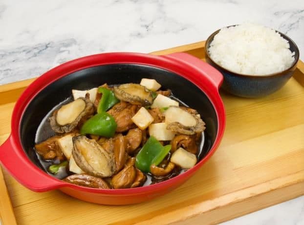 Braised Abalone & Chicken Rice  / 鲍鱼鸡煲饭 