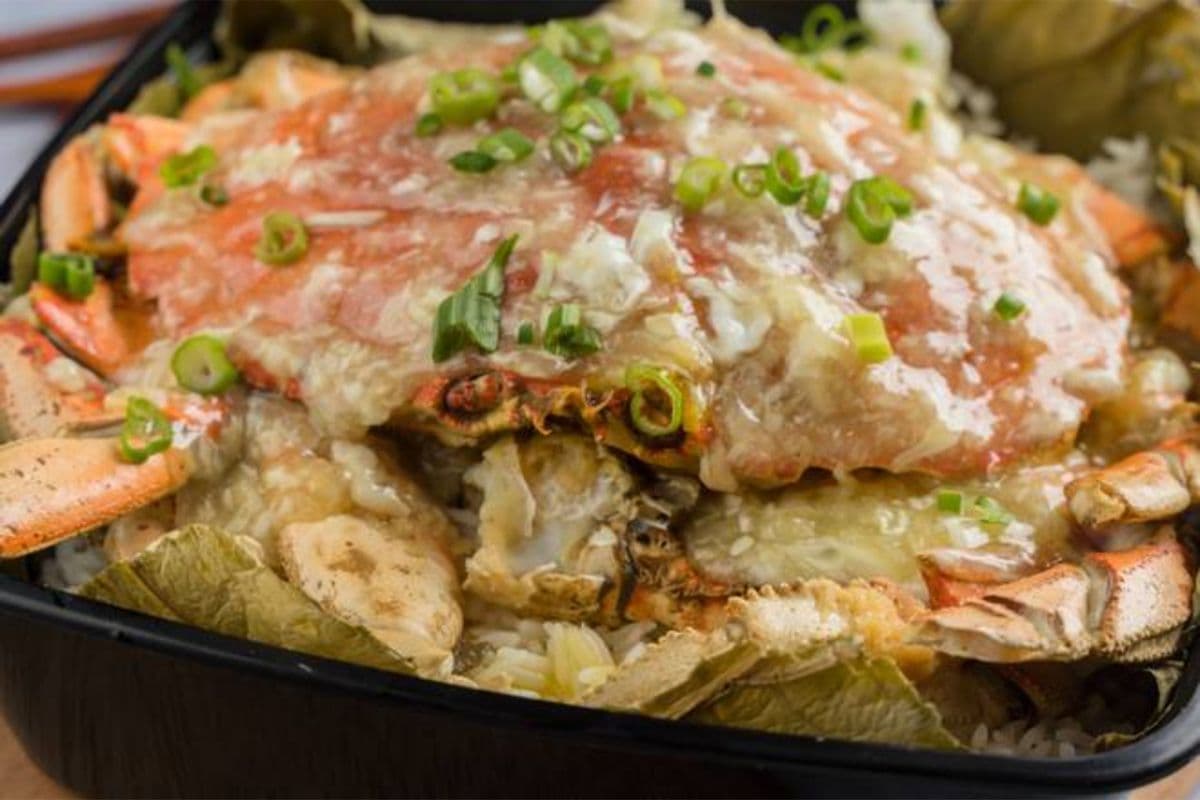 Whole Crab and Garlic Sauce with Seafood Fried Rice